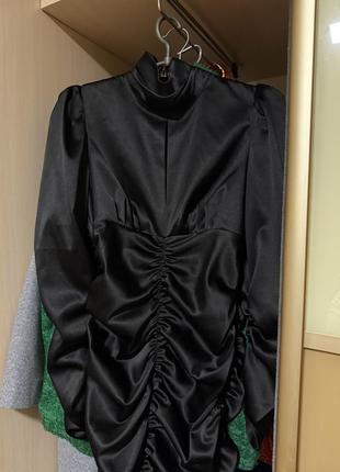 Черное атласное платье