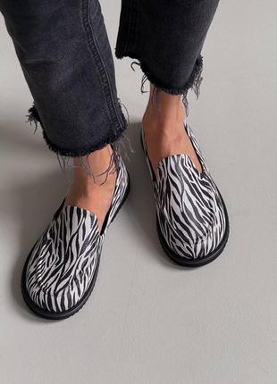 Анималистичные черно белые натуральные велюровые туфли лоферы barefoot с круглым анатомическим носом носиком велюр зебра