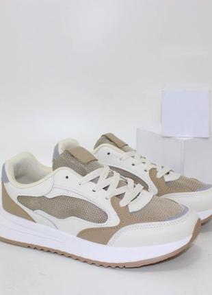 Светлые бежевые весенние кроссовки с текстильными вставками.