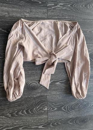 Укороченная кофточка с завязками, подчеркивающая грудь