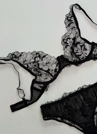 Комплект чорна білизна  із вишитої сітки  з трусиками з високою посадкою