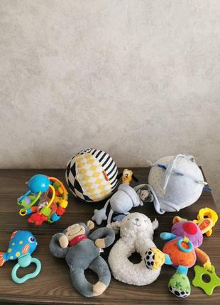 Продам набір дитячих іграшек для малечі