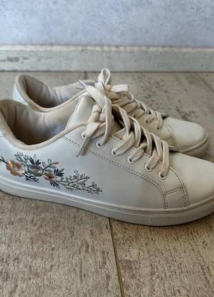 Красовки белые с вышевкой