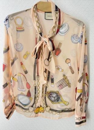 Розовая полупрозрачная блузка с бантом.