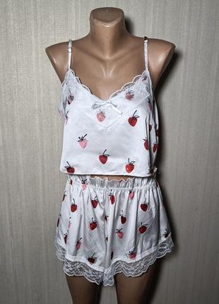 Женская пижама майка с шортиками. женская пижама топ и шорты. пижама в клубничку. атласная пижама в клубнике