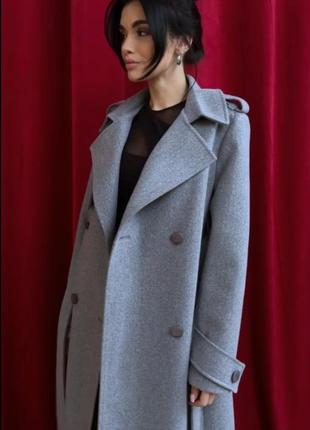 Пальто женское длинное в стиле тренч с погонами, демисезонное, деловое, дизайнерское, серое