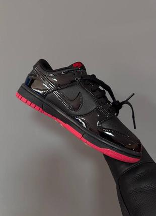 Кроссовки Silver And Gold Come Together On The Nike Essential