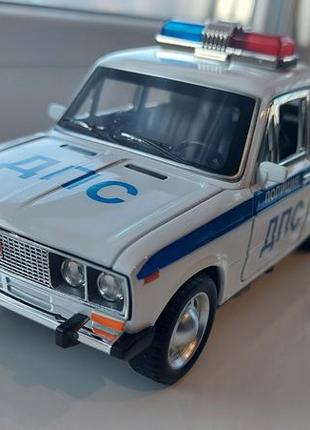 Модель поліцейского
легкосплавного автомобіля. металеві литі іграшки зі
звуком і світлом.