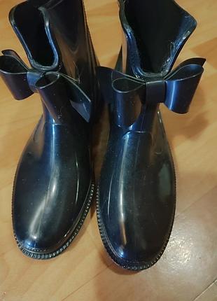 Стильные резиновые сапоги