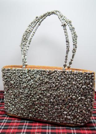 Сяючий клатч з купою сріблястої фурнітури та бісером