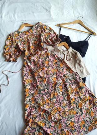 Розово-оранжевое платье миди в цветы