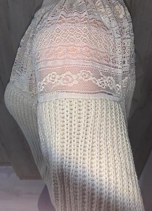 Жіночий светр з ажурною вставкою