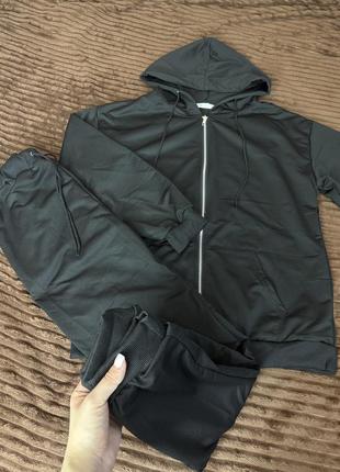 Жіночий спортивний костюм