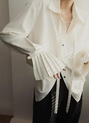 Елегантна жіноча блузка з плісованими манжетами