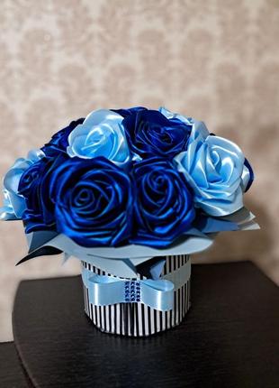 Композиция из атласных роз