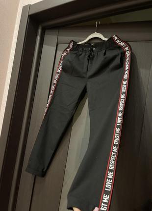 Женские черные брюки штаны с лампасами с надписями от bershka