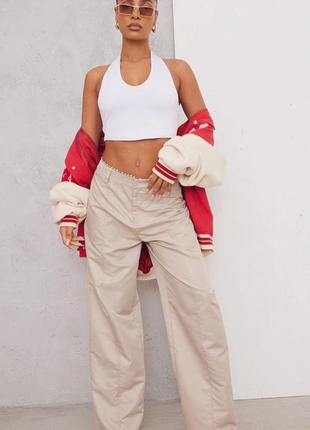 Білий топ на шию prettylittlething