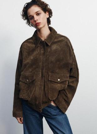 Замшева куртка бомбер коричнева zara