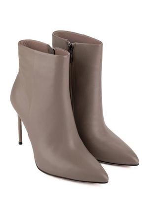 Женские кожаные ботильоны на шпильке
