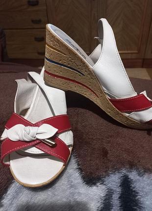 Женские кожаные босоножки