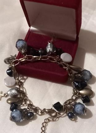 Браслет с подвесками.