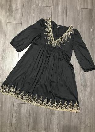 Шикарное платье с вышивкой