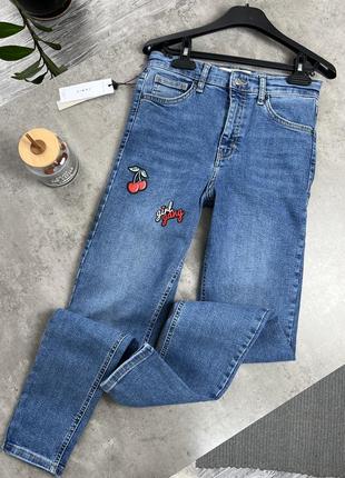 Джинсы topshop с нашивками