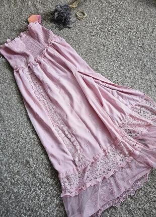 Ніжна рожева сукня з розрізом, квіточками і мереживом для урочистостей або фотосесії