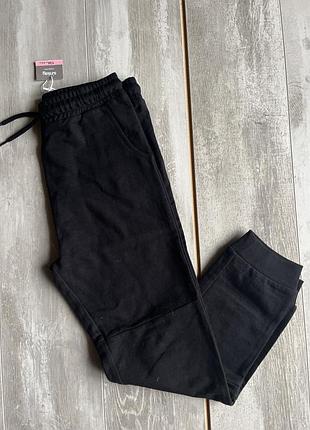 Черные спортивные штаны