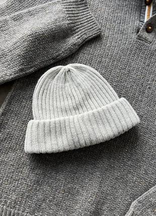Мужская шапка свет серого цвета h&m