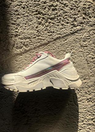 Кросівки білі