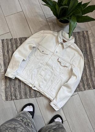 Белая винтажная джинсовая куртка levi’s с потертостями левайс 90х выполнена в сша