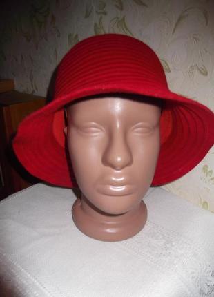 Красивая шляпка красно-алая италия3 фото