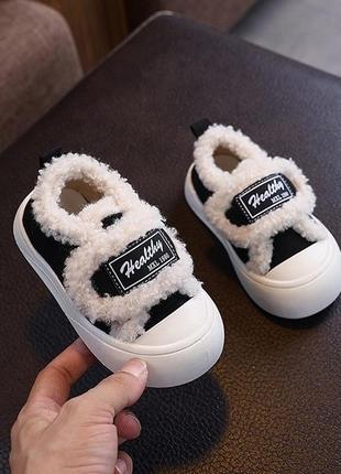 Неймовірно красиве демісезонні кросівки