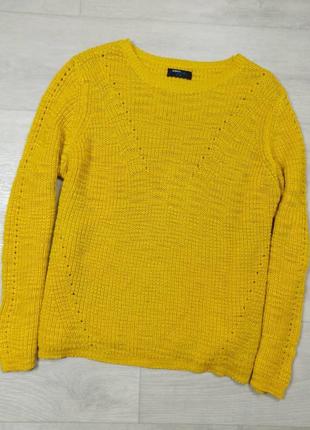 Жовтий светр
