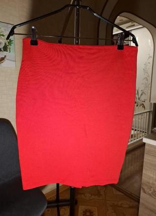 Яскрава червона жіноча спідниця zara
