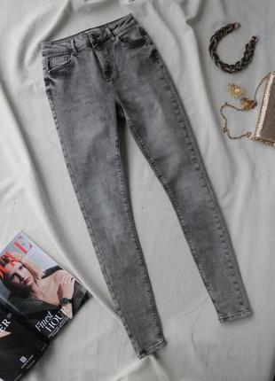 Базовые повседневные джинсы скины серые от denim co