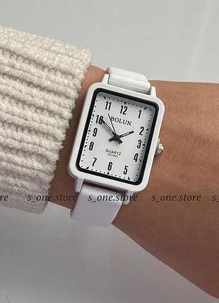 Стильные женские часы на силиконовом ремешке