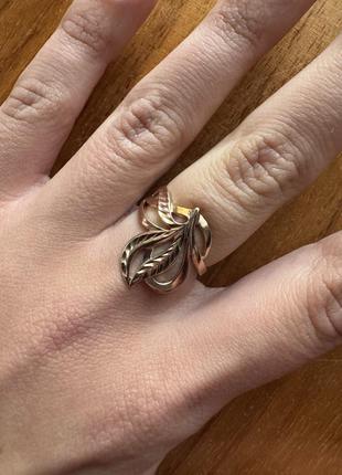 Серебряная позолоченная кольца с алмазной гравировкой.