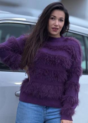 Женский вязанный трикотажный свитер украшен вставками травки.