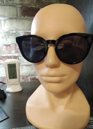 Сонцезахисні окуляри жіночі чорні з золотими дужками5 фото
