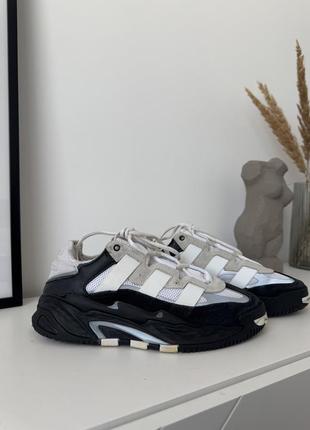 Кроссовки adidas ozweego женские черно-белые