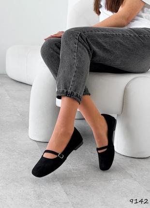Черные замшевые туфли балетки с тонким ремешком квадратным носом