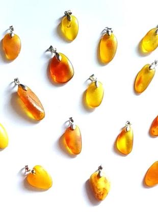 Кулони з бурштину