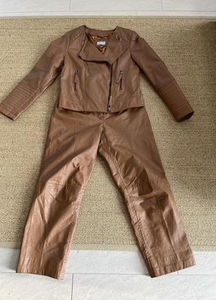 Косуха и брюки цвета кэмэл.