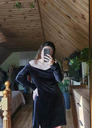 Чорна велюрова міні сукня з відкритими плечима