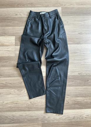 Брюки из экокожи прямые zara