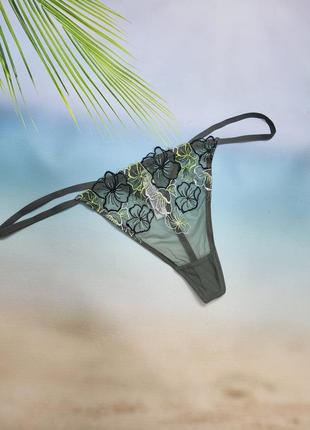 Оливкового кольору трусики стрінги сіточка з вишитими квітами