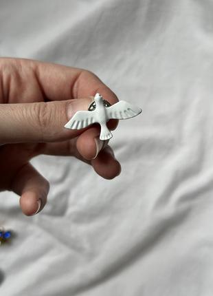 Брошь голубая пена птичка голубика