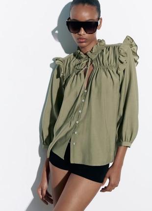 Блузка с воротником стойкой и воланами zara